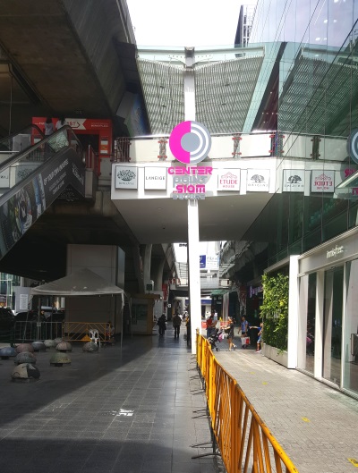 Siam BTS - Escalator to exit at to get to Boxing King