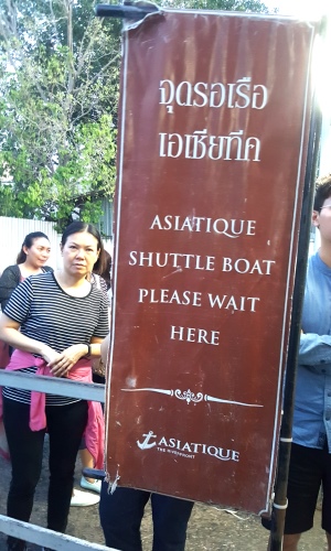 Asiatique ferry sign near the long queue